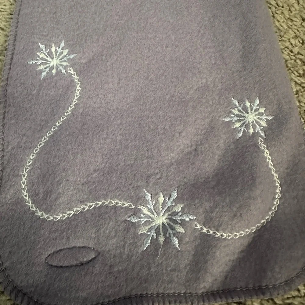 COLUMBIA SPORTSWEAR COMPANY Lavender Scarf with Snowflake Embroidery. NWT!